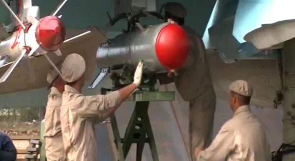 Los cazabombarderos Su-34 llevan misiles aire-aire en sus misiones aéreas - Sputnik Mundo