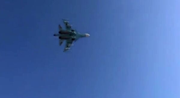 Los cazabombarderos Su-34 llevan misiles aire-aire en sus misiones aéreas - Sputnik Mundo