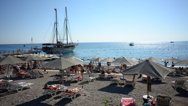 Turistas rusos en la playa de Antalya, Turquía - Sputnik Mundo