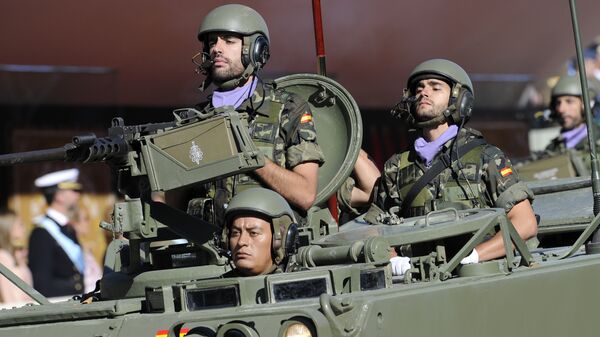 Spanish soldiers parade in a tank during National Day on October 12, 2010 - Sputnik Mundo