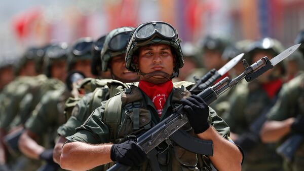 Soldados venezolanos con fusiles de asalto Kaláshnikov en un desfile militar en Caracas - Sputnik Mundo