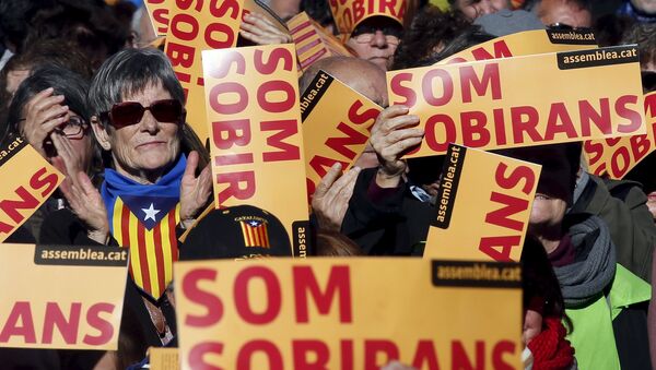 Catalan independence supporters take part in a demonstration calling for unity amongst pro-independence parties in Barcelona, Spain - Sputnik Mundo
