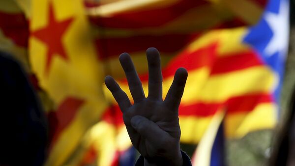 A catalan independence supporter gestures during a demonstration calling for unity amongst pro-independence parties in Barcelona - Sputnik Mundo