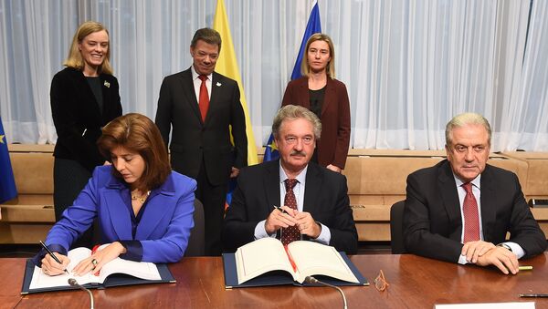 María Ángela Holguín y Jean Aselborn firman el acuerdo de exención de visados entre Colombia y la UE - Sputnik Mundo