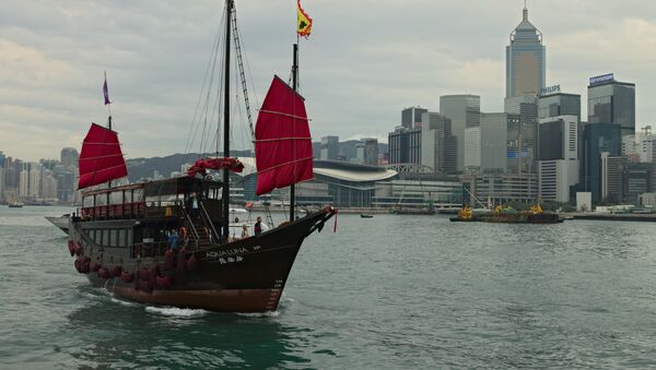 Un barco cerca de las costas de Hong Kong - Sputnik Mundo
