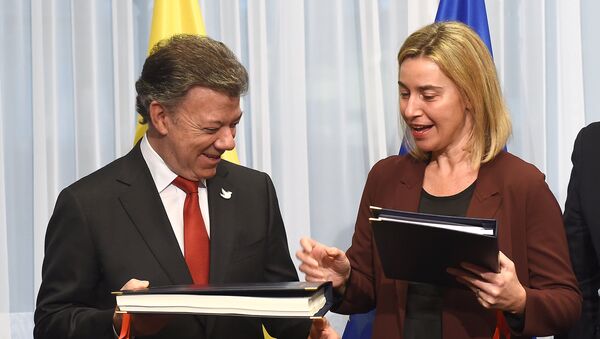 Presidente de Colombia, Juan Manuel Santos, y  alta representante para Asuntos Exteriores de UE, Federica Mogherini - Sputnik Mundo