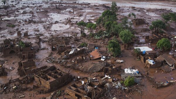 In this Nov. 6, 2015 photo, homes lay in ruins after two dams burst the previous day, flooding the small town of Bento Rodrigues in Minas Gerais state, Brazil - Sputnik Mundo