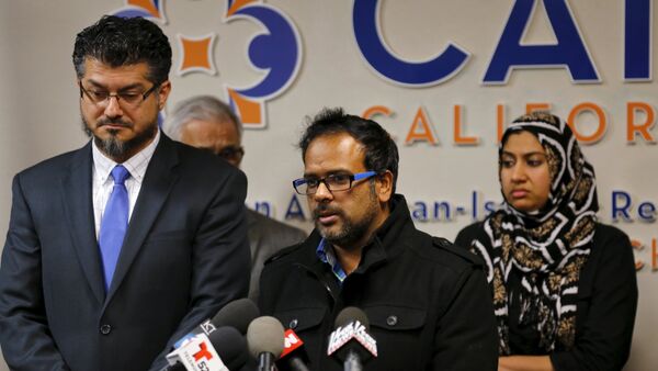 Cuñado del sospechiso Syed Farook, Farhan Khan (centro), y director ejecutivo del CAIR, Hussam Ayloush (izda.), durante una conferencia de prensa en Anaheim (California) - Sputnik Mundo
