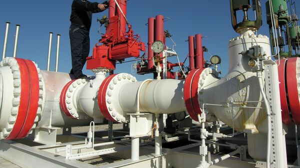 Gas pipeline worker checks the valves at the Yapracik installations of Turkey's state-run BOTAS gas company on the outskirts of Ankara - Sputnik Mundo