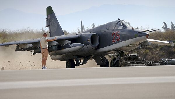 Miembro del personal de tierra señala al piloto de Su-25 en el aeródromo de Hmeymim en Siria - Sputnik Mundo