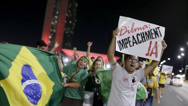 Los residentes protestas contra la presidenta Dilma Rousseff cerca del Congreso en Brasilia - Sputnik Mundo