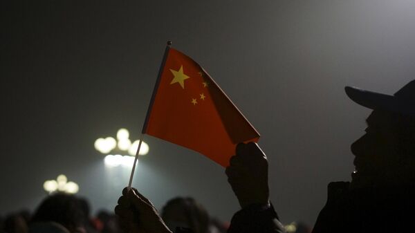 Los ciudadanos con la bandera de China en la Plaza de Tiananmén cubierta de bruma industrial - Sputnik Mundo