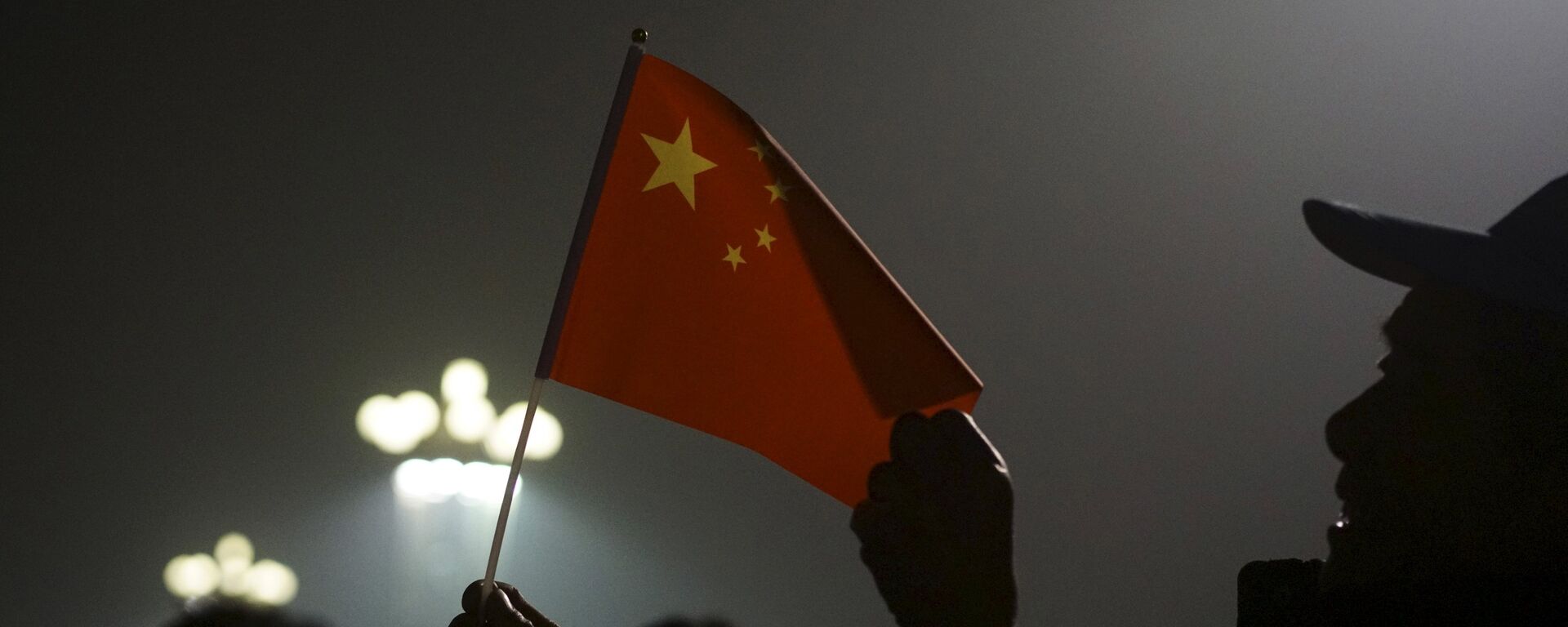 Los ciudadanos con la bandera de China en la Plaza de Tiananmén cubierta de bruma industrial - Sputnik Mundo, 1920, 05.12.2021