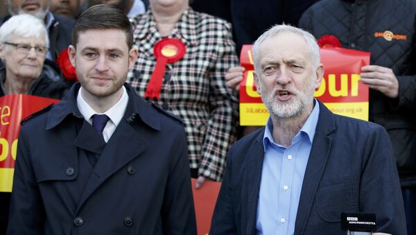 Diputado del Parlamento británico, Jim McMahon y líder del Partido laborista, Jeremy Corbyn - Sputnik Mundo
