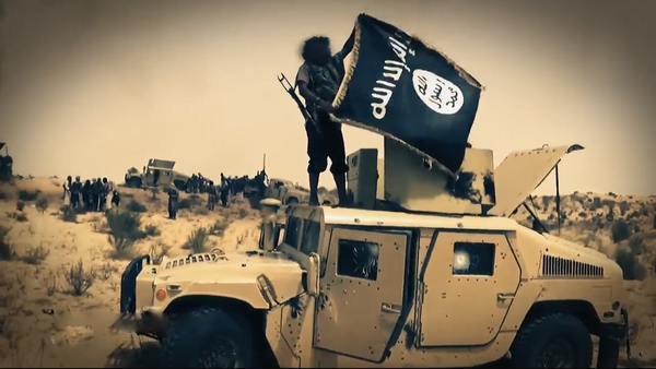 Terrorista con la bandera del Daesh - Sputnik Mundo