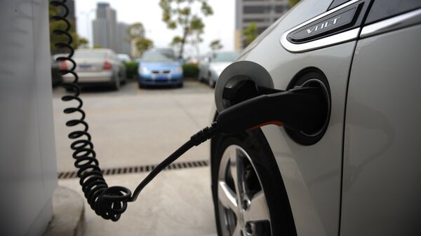 Un Chevrolet Volt eléctrico cargándose en un estacionamiento de General Motors (GM) en Shanghái, China - Sputnik Mundo