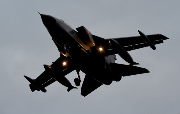 Estado Islámico se enfrenta a Tornado - Sputnik Mundo