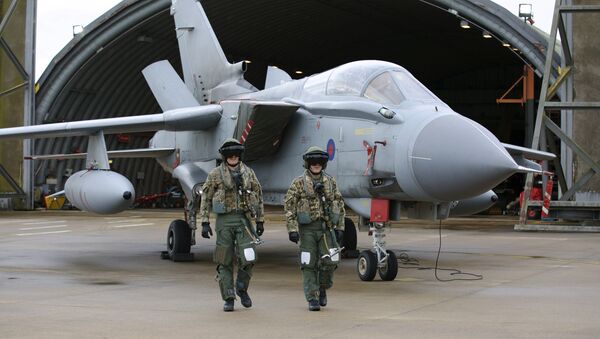 Pilots walk in front of a Tornado GR4 aircraft at the British Royal Air Force airbase RAF Marham in Norfolk in east England on December 2, 2015 - Sputnik Mundo