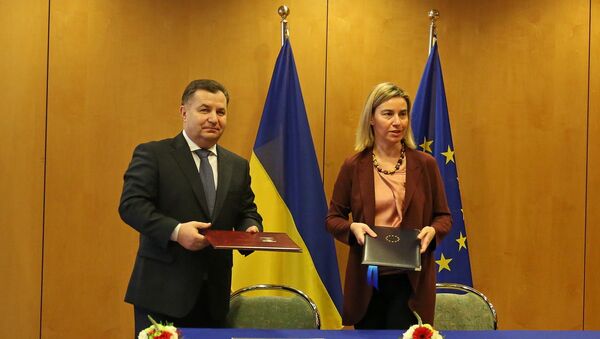 Ministro de defensa de Ucrania, Stepán Poltorak, y la jefa de la diplomacia europea, Federica Mogherini - Sputnik Mundo