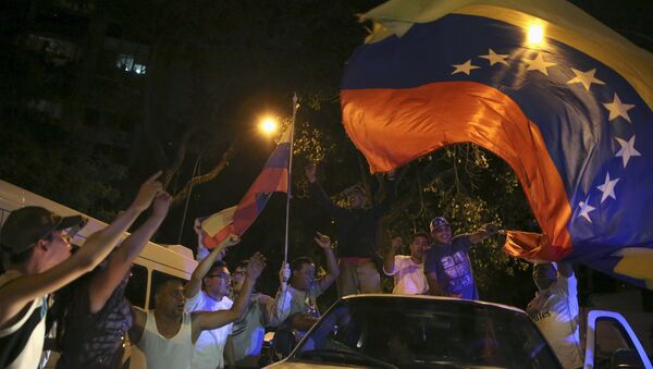 Partidarios de la MUD celebran su victoria en las elecciones parlamentarias de Venezuela, el 7 de diciembre de 2015 - Sputnik Mundo