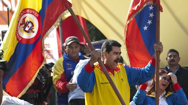 Nicolás Maduro, presidente de Venezuela, empuña las banderas de Colombia y Venezuela - Sputnik Mundo