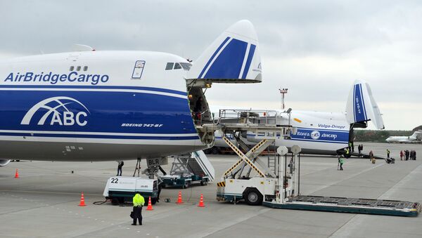Avión de carga Boeing-747-8F en el aeropuerto Domodédovo de Moscú (archivo) - Sputnik Mundo