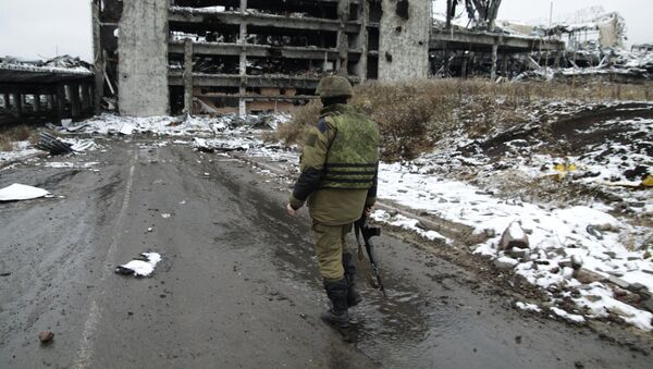 Un miliciano cerca del aeropuerto de Donetsk - Sputnik Mundo