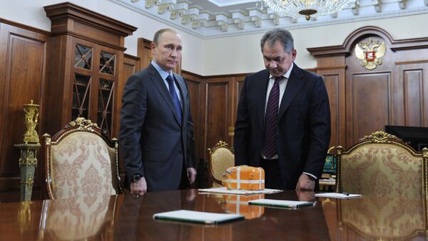 Presidente de Rusia Vladímir Putin y ministro de Defensa Serguéi Shoigú recibieron la caja negra del Su-24 - Sputnik Mundo