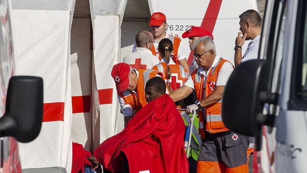 Inmigrantes africanos atendidos por la Cruz Roja en la isla española de Gran Canaria - Sputnik Mundo