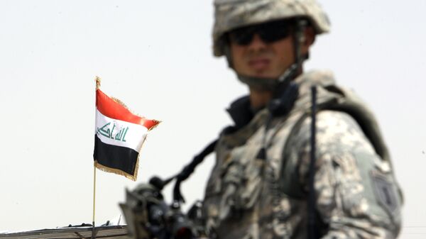 Soldado estadounidense enfrente de la bandera de Irak - Sputnik Mundo
