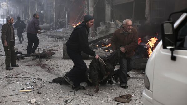 Un hombre sirio lleva la víctima de los bomardeos del gobierno en la ciudad de Jisreen en la región de Gouta en las afueras de Damasco - Sputnik Mundo