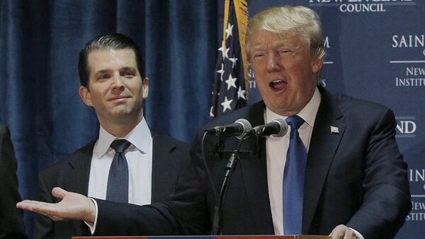 Principal candidato a las primarias del Partido Republicano Donald Trump con su hijo Eric Trump - Sputnik Mundo