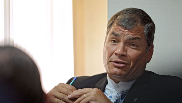 Ecuadoran President Rafael Correa delivers a speech  - Sputnik Mundo