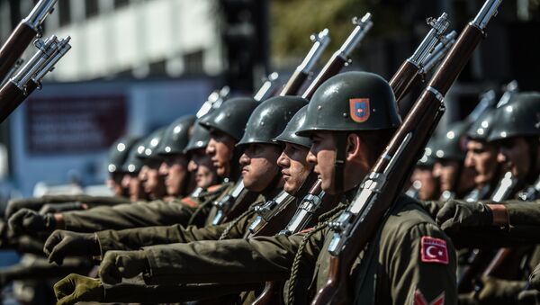 Soldados turcos durante un desfile (archivo) - Sputnik Mundo