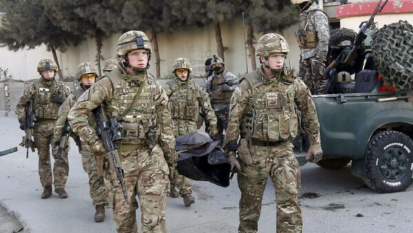 Soldados británicos llevan el cuerpo de un fallecido en un ataque cerca la Embajada de España en Kabul, Afganistán - Sputnik Mundo