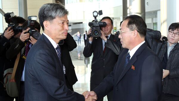 Viceministro de Unificación de Corea del Sur, Hwang Boo-Gi (izda.) y delegado norcoreano Jon Hong-Su en Kaesong - Sputnik Mundo