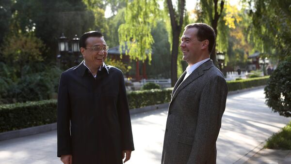 Dmitri Medvédev, primer ministro ruso, y Li Keqiang, primer ministro chino (archivo) - Sputnik Mundo