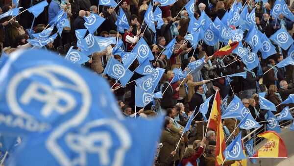 Supporters wave flags of the PP during a meeting of Spanish Prime Minister and Popular Party (PP) leader and candidate in the December 20 general elections, Mariano Rajoy - Sputnik Mundo