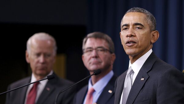 U.S. President Barack Obama delivers remarks after attending a National Security Council meeting on the counter-Islamic State campaign accompanied by U.S. Vice President Joe Biden (L) and U.S. Defense Secretary Ash Carter (C) at the Pentagon in Washington, December 14, 2015. - Sputnik Mundo