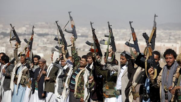 Tribesmen loyal to the Houthi movement shout slogans and raise their weapons during a gathering to show their support for the group, in Yemen's capital Sanaa December 14, 2015 - Sputnik Mundo