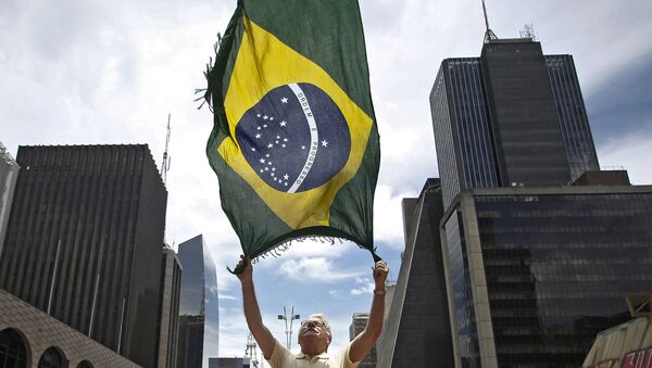 Bandera nacional de Brasil durante manifestaciones a favor de impeachment de la presidenta Dilma Rousseff - Sputnik Mundo
