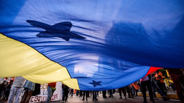Seguidores de la Mesa de la Unidad Democrática con la bandera de Venezuela - Sputnik Mundo