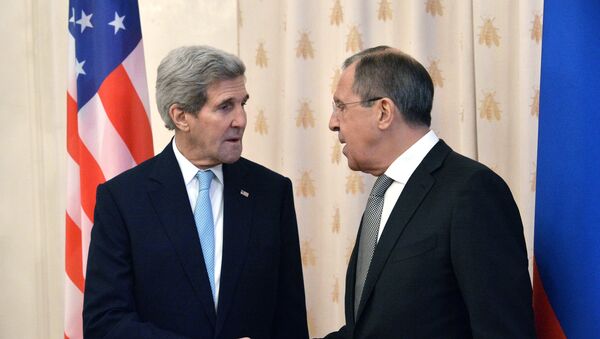 El encuenro de John Kerry, el Secretario de Estado de EEUU y Serguéi Lavrov, ministro de Exteriores de Rusia en Moscú, el 15 de diciembre de 2015 - Sputnik Mundo