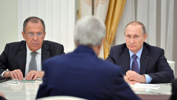 Ministro de Exteriores de Rusia, Serguéi Lavrov, secretario de Estado de EEUU, John Kerry y presidente de Rusia, Vladímir Putin - Sputnik Mundo