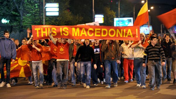 Grupo de jovenes con carteles y banderas de Macedonia durante una protesta en Skopie - Sputnik Mundo