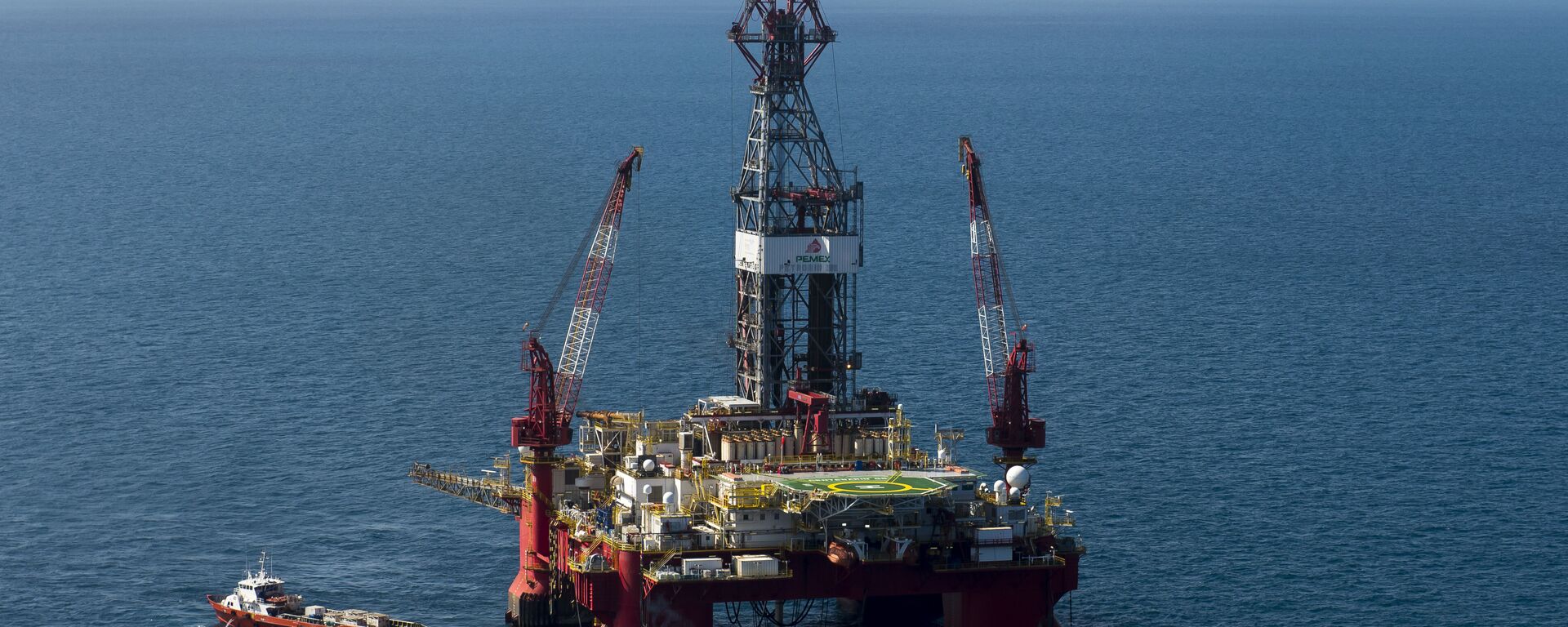 Aerial view of the Centenario exploration oil rig, operated by Mexican company Grupo R and working for Mexico's state-owned oil company PEMEX, in the Gulf of Mexico on August 30, 2013. - Sputnik Mundo, 1920, 21.04.2021