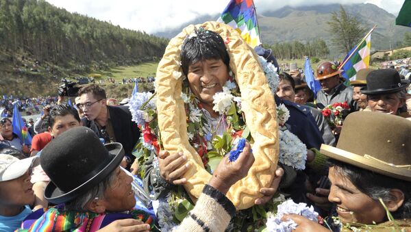 El presidente boliviano Evo Morales con los residentes en Quime, sureste de  La Paz, El 28 de Noviembre del 2015 - Sputnik Mundo