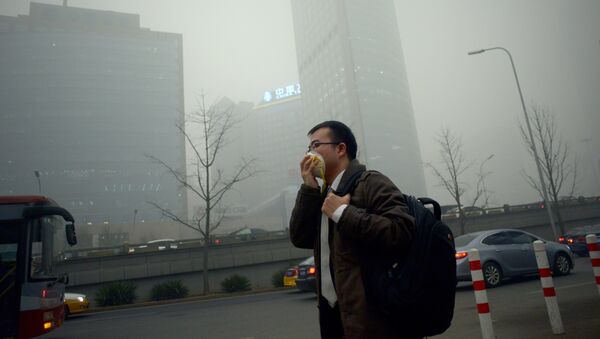 Un hombre con una máscara camina por una carretera en Pekín - Sputnik Mundo