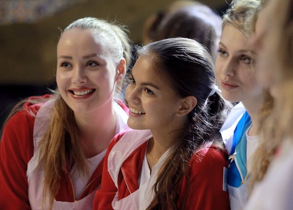 Las participantes del concurso de Miss Rusia en una clase de cocina - Sputnik Mundo