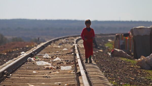Una niña siria cerca de un campo para desplazados - Sputnik Mundo